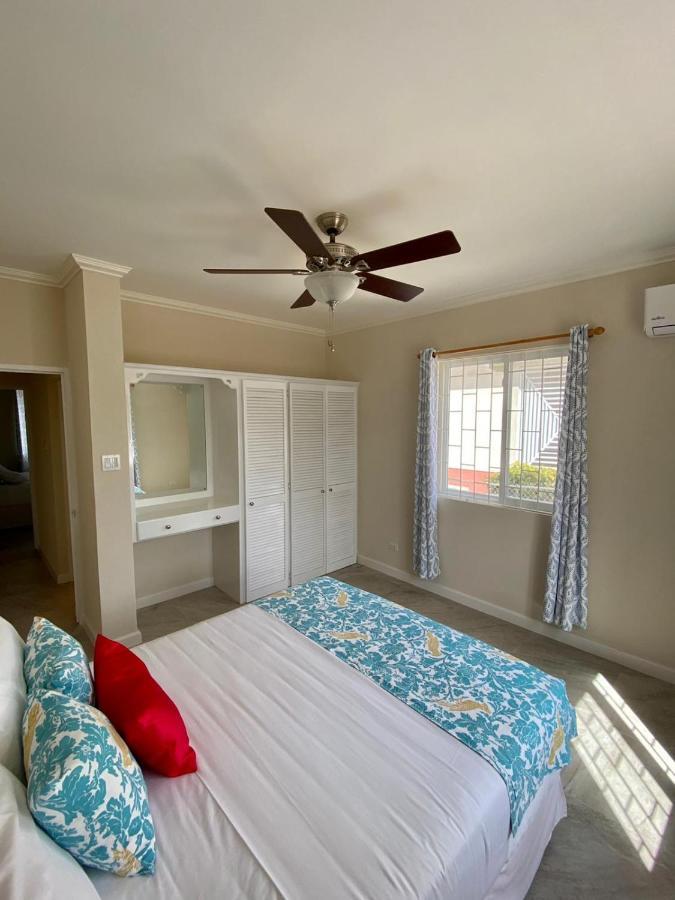 Ixoras Beach Apartments Saint Peter Bagian luar foto