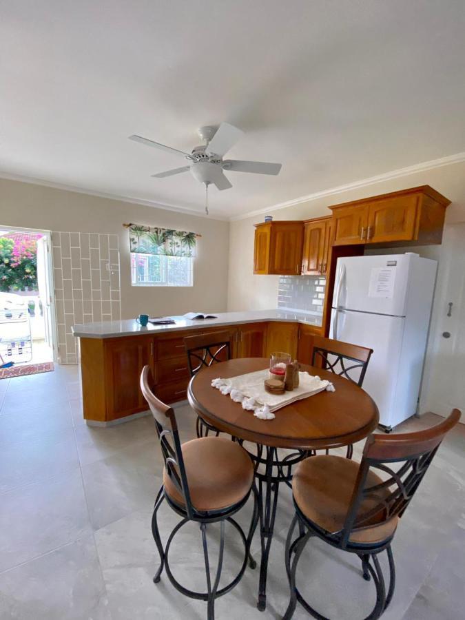 Ixoras Beach Apartments Saint Peter Bagian luar foto
