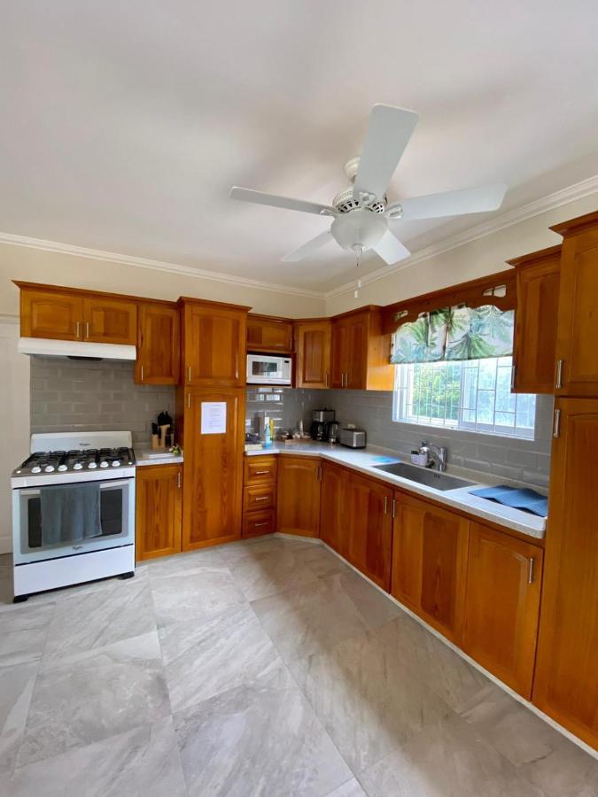 Ixoras Beach Apartments Saint Peter Bagian luar foto