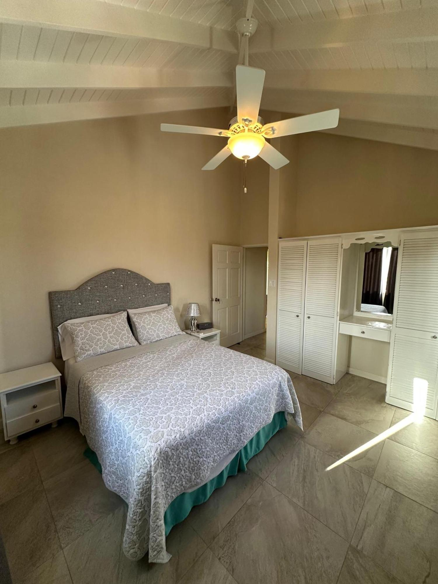 Ixoras Beach Apartments Saint Peter Bagian luar foto
